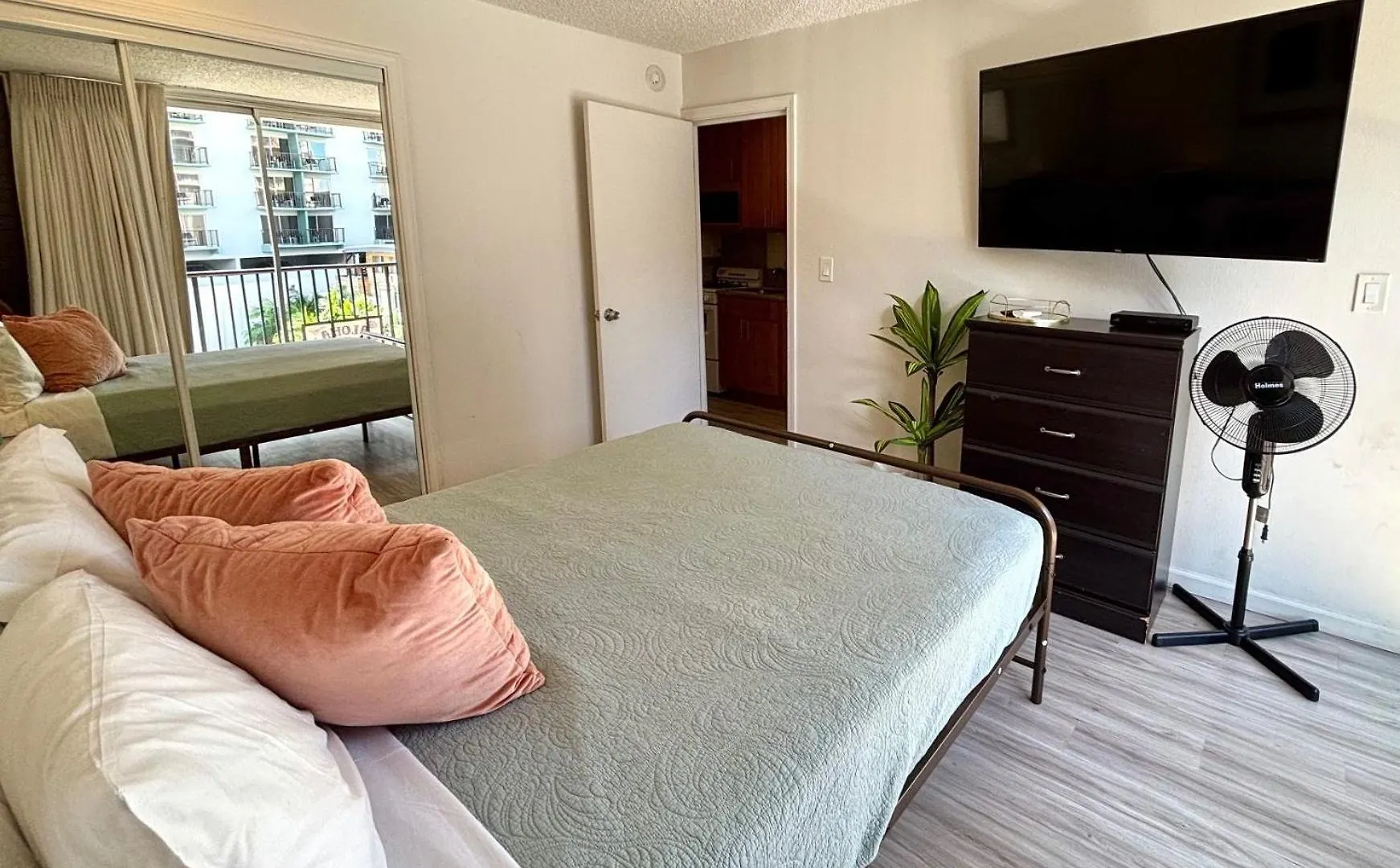 Bright Kalakauan Apartment Condo Honolulu